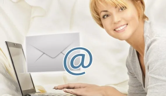 女性坐在笔记本电脑前处理邮件