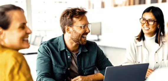 三位微笑的电商创业者围坐在桌旁