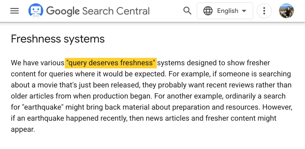两张来自 Ahrefs 的图表。第一张显示算法更新后自然流量急剧下降。第二张显示流量衰减。